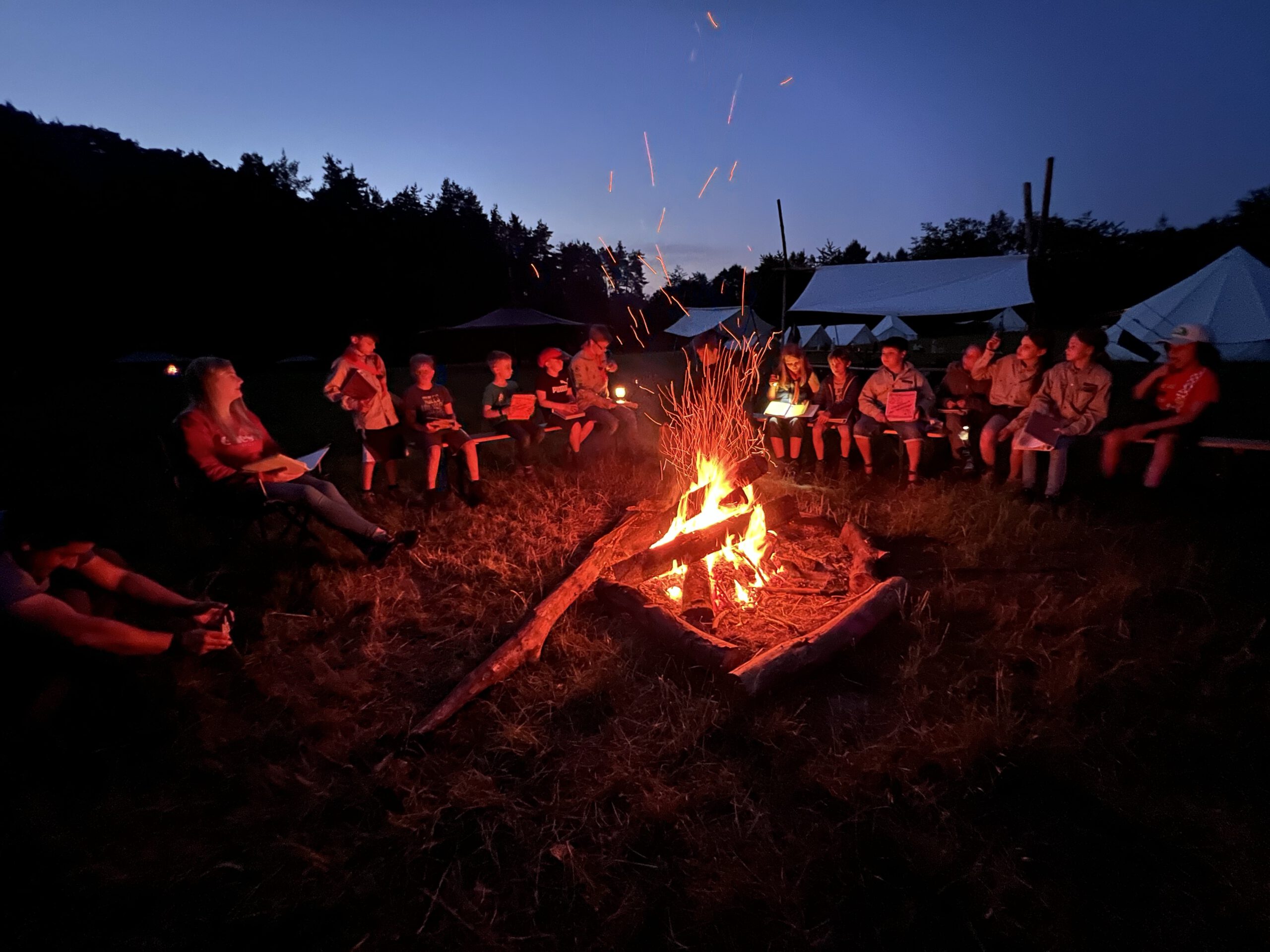 Lagerfeuer und Lieder singen – Pfadfinder Kuppenheim